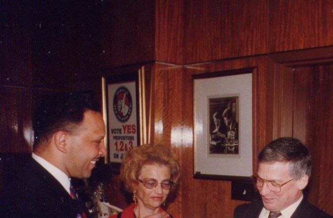 28 GENNAIO 1997 - PALAZZO COMUNALE DI NEW ORLEANS - CERIMONIA DEL GEMELLAGGIO - IL SINDACO DI NEW ORLEANS MARC MORIAL CONFERISCE LA CITTADINANZA ONORAIA AL SINDACO DI ISOLA DEL LIRI, BRUNO MAGLIOCCHETTI, ALLA PRESENZA DELLA SIGNORA LUISA LUTRARIO MAGLIOCCHETTI, GIANNI BLASI E LUCIANO DURO.