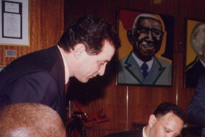 28 GENNAIO 1997 - PALAZZO COMUNALE DI NEW ORLEANS - I SINDACI MARC MORIAL E BRUNO MAGLIOCCHETTI, RISPETTIVAMENTE DI NEW ORLEANS E DI ISOLA DEL LIRI, FIRMANO L'ATTO DI GEMELLAGGIO.