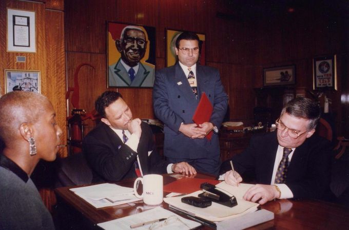 28 GENNAIO 1997 - PALAZZO COMUNALE DI NEW ORLEANS - I SINDACI MARC MORIAL E BRUNO MAGLIOCCHETTI, RISPETTIVAMENTE DI NEW ORLEANS E DI ISOLA DEL LIRI, FIRMANO L'ATTO DI GEMELLAGGIO.